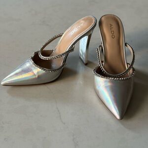 Pointed toe, chromatic silver size 7